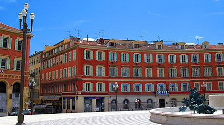 Place centrale dans la vieille ville de Nice photo
