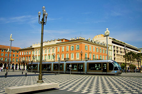 Tramvai în Piaţa Massena pe Riviera franceză foto