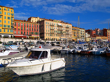 Yachturi ancorate în portul vechi din Nisa pe Riviera franceza foto